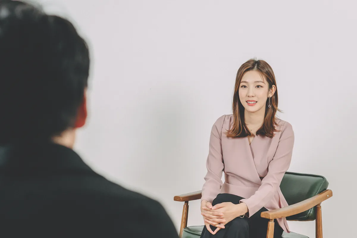 한 사람이 이야기하고 다른 사람이 진심으로 듣는 인터뷰 장면