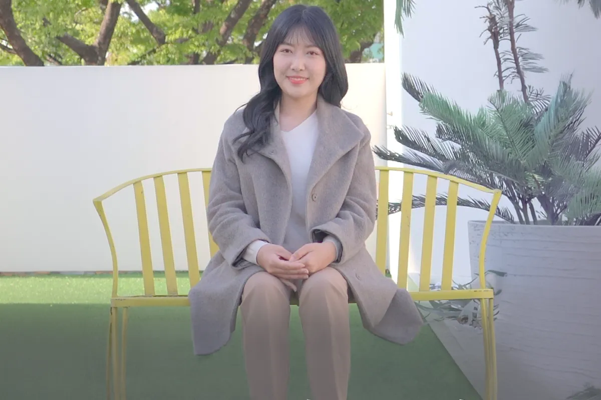 한 사람이 자신의 삶을 이야기하는 개인 인터뷰 장면