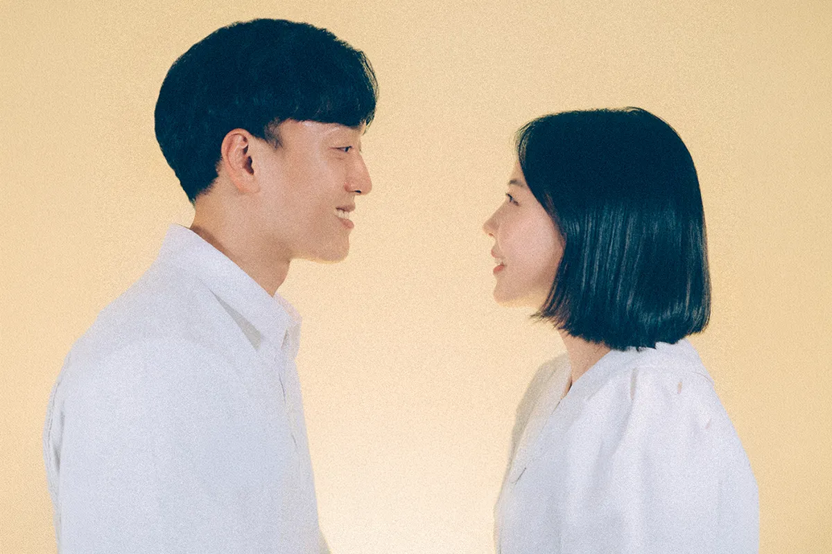 서로 가까운 관계의 두 사람이 자연스럽게 대화하거나 이야기를 듣는 순간