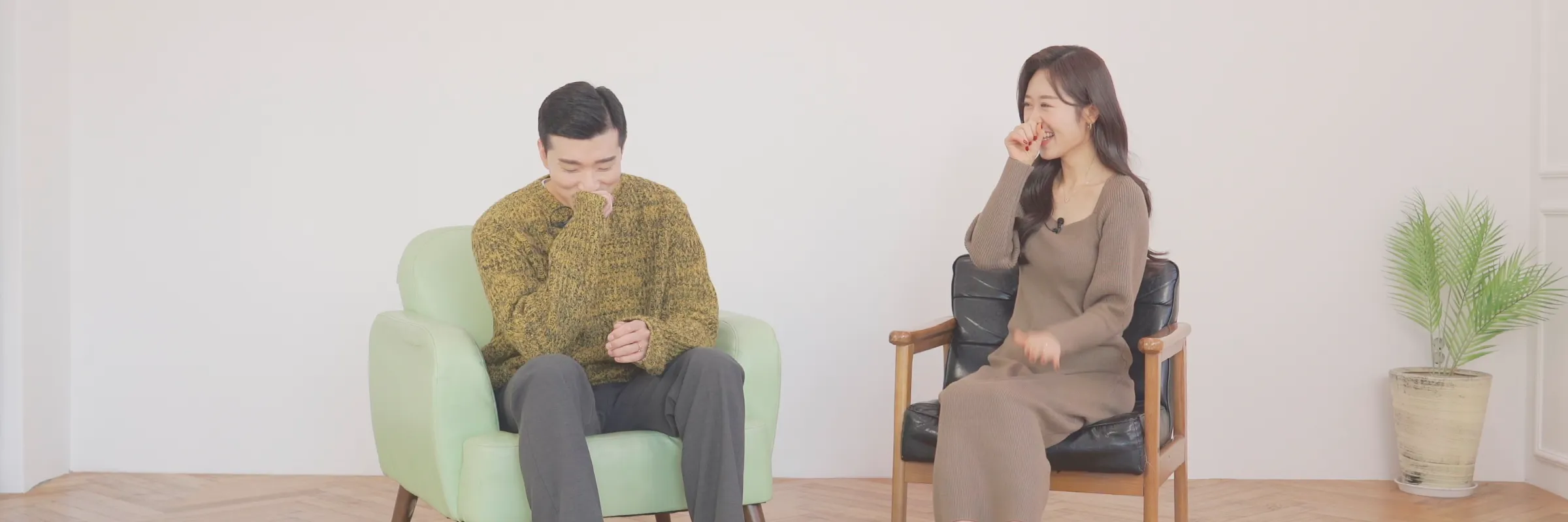 질문하고 듣는 아워스토리 인터뷰 장면