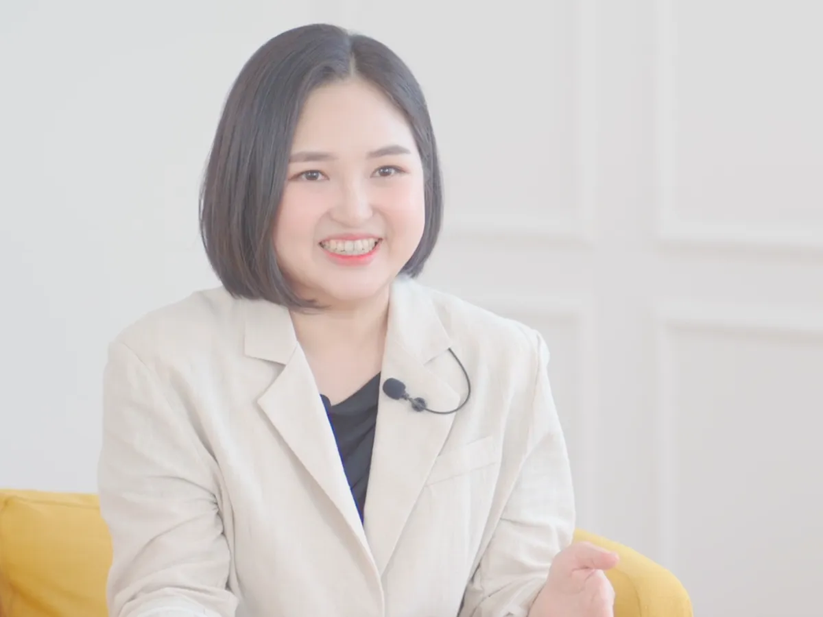 자연광 스튜디오에서의 커플 인터뷰 사진